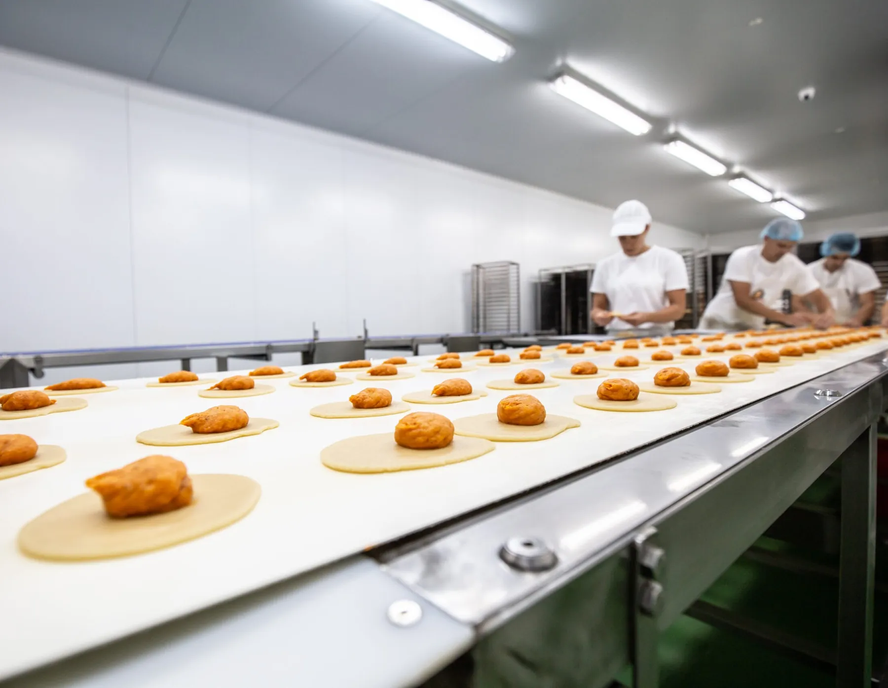 Team aan het werk in de bakkerij